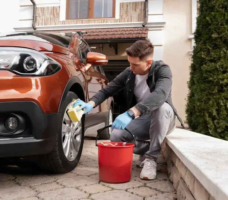 Lavage auto à domicile Carpiquet : professionnel intervenant sur un véhicule